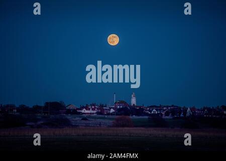 Suffolk Southwold England UK. Nouvelle Lune, connu comme le loup lune se lève en fin d'après-midi le 10 janvier 2020. La pleine lune est la phase lunaire lorsque la lune apparaît complètement allumé à partir de la perspective de la Terre. Cela se produit lorsque la terre est située entre le Soleil et la Lune (plus exactement, lorsque la longitude écliptique du soleil et de la Lune diffèrent de 180°).[3] Cela signifie que l'hémisphère lunaire face à terre - à côté - est complètement la lumière du soleil et s'affiche comme un disque circulaire. La pleine lune se produit environ une fois par mois. Ravi astronomes capturé des images époustouflantes le vendredi soir comme la première pleine lune de Banque D'Images
