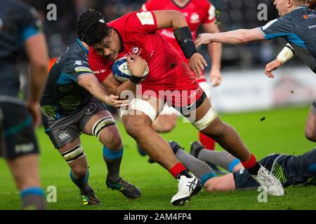 Swansea, Royaume-Uni. 11Th Jan, 2020. Saracens lock Skelton sur l'attaque dans les Ospreys v Saracens Heineken Cup Rugby Match des Champions. Credit : Gruffydd Ll. Thomas/Alamy Live News Banque D'Images