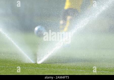 Marbella, Espagne. 11Th Jan, 2020. Football Bundesliga : Borussia Dortmund, camp de formation. Une pelouse pulvérisations gicleurs d'eau sur une pelouse de la Marbella centre de football. L'équipe de Dortmund disputera ses matches d'essai ici. Credit : Friso Gentsch/DPA - NOTE IMPORTANTE : en conformité avec les règlements de la DFL Deutsche Fußball Liga et la DFB Deutscher Fußball-Bund, il est interdit d'exploiter ou ont exploité dans le stade et/ou de la partie à pris des photos sous la forme de séquences d'acquisition et/ou la vidéo-comme la photo série./dpa/Alamy Live News Crédit : afp photo alliance/Alamy Live News Banque D'Images