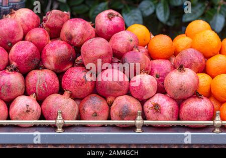 Des grenades et Des Oranges pour Le Jus Frais en tant que nourriture turque de rue à Istanbul Banque D'Images