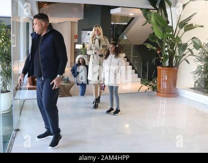 Malaga, Espagne. 11Th jan 2020. Le joueur brésilien Ronaldo Nazario est en visite dans la ville de Malaga qui est venu avec sa petite amie Marie d'isolation et de ses deux filles de le match de la coupe du roi, dont il est le président et principal actionnaire Valladolid CF face au FC de Marbella. Credit : Lorenzo Carnero/ZUMA/Alamy Fil Live News Crédit : ZUMA Press, Inc./Alamy Live News Banque D'Images