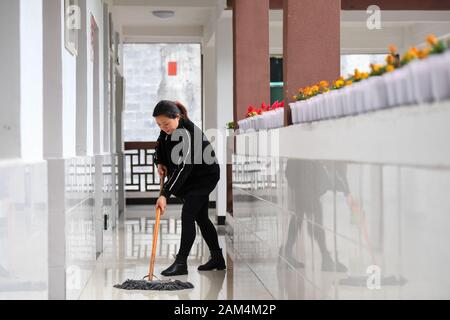 (200111) -- CHANGSHA, 11 janvier 2020 (Xinhua) -- Xiang Mei mops la parole à sa place de travail Pinglang Village de Saint Paul Ville de Xiangxi préfecture autonome tujia et miao de la Chine centrale, la province du Hunan, le 8 janvier 2020. La famille de Mei Xiang a secoué la pauvreté et commencé une nouvelle vie puisqu'ils déplacé hors de la zone montagneuse et réinstallées dans nouvelle résidence avec de meilleurs milieux naturels et les conditions de vie au village Pinglang déménagement local au cours des programmes pour les villageois pauvres à la fin de 2017. Xiang, 34 ans, a gagné son premier emploi comme femme de ménage ici. Et avec son mari Banque D'Images