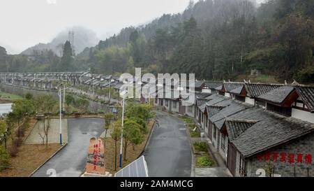 (200111) -- CHANGSHA, 11 janvier 2020 (Xinhua) -- photo aérienne prise le 9 janvier 2020 présente le site de relocalisation dans Pinglang Village de Saint Paul Ville de Xiangxi préfecture autonome tujia et miao de la Chine centrale, dans la province de Hunan. La famille de Mei Xiang a secoué la pauvreté et commencé une nouvelle vie puisqu'ils déplacé hors de la zone montagneuse et réinstallées dans nouvelle résidence avec de meilleurs milieux naturels et les conditions de vie au village Pinglang déménagement local au cours des programmes pour les villageois pauvres à la fin de 2017. Xiang, 34 ans, a gagné son premier emploi comme femme de ménage ici. Et avec son husban Banque D'Images