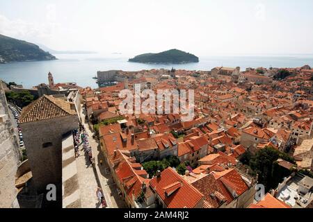 Vue élevée vers l'île de Lokrum, tour de ville, sur les murs de la vieille ville de Dubrovnik, Croatie Banque D'Images