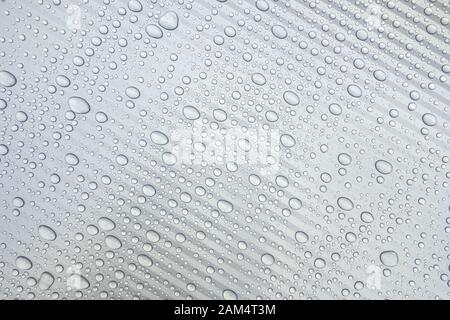 Surface en plastique gris clair avec des gouttes d'eau Banque D'Images