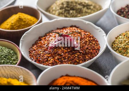 Poivre de piment moulu et épices et herbes de variété dans les bols Banque D'Images