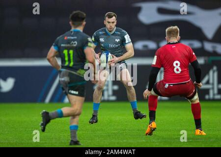 Swansea, Royaume-Uni. 11Th Jan, 2020. Remplacement des balbuzards Cai Evans sur l'attaque dans les Ospreys v Saracens Heineken Cup Rugby Match des Champions. Credit : Gruffydd Ll. Thomas/Alamy Live News Banque D'Images