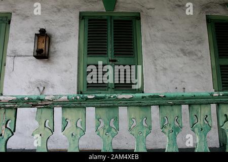 Vieux volets en bois peint vert et porche clôture sur un bâtiment historique à Nassau, Bahamas Banque D'Images