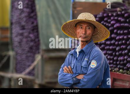 (200111) -- SANYA, 11 janvier 2020 (Xinhua) -- Un fermier attend les courtiers à un marché de gros des fruits et légumes dans le district de Yazhou à Sanya, Chine du sud, province de Hainan, le 8 janvier 2020. Yazhou District est un moyeu d'importance de la production de légumes dans la province de Hainan. (Photo par Pu Xiaoxu/Xinhua) Banque D'Images