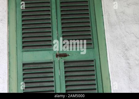 Vieux volets en bois peint en vert sur un bâtiment historique à Nassau, Bahamas Banque D'Images