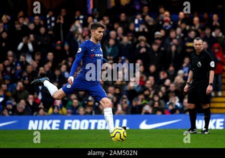 Chelsea's Jorginho du côté marque son premier but du jeu du point de penalty au cours de la Premier League match à Stamford Bridge, Londres. Banque D'Images