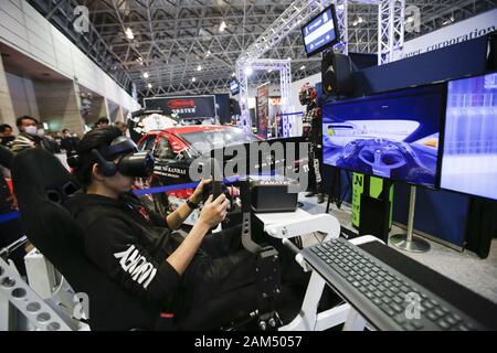 Chiba, Japon. 11Th Jan, 2020. Les tests d'un visiteur un simulateur de conduite à l'aide de la réalité virtuelle (VR) verres pendant le Tokyo Auto Salon 2020 au Makuhari Messe Convention internationale complexe. Tokyo Auto Salon automobile est une exposition présentant leurs derniers produits et solutions technologiques pour les voitures. Le salon se déroule du 10 au 12 janvier. Credit : Rodrigo Reyes Marin/ZUMA/Alamy Fil Live News Banque D'Images