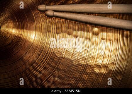 Gros plan de deux tambours en bois sur un cymbale doré. Instrument de percussion Banque D'Images