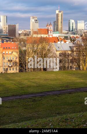 Vilnius, Lituanie - 16 décembre 2019 : vue sur la vieille ville et le nouveau centre-ville de Vilnius, Lituanie Banque D'Images