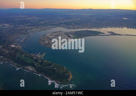 SAN DIEGO, CA - 6 JAN 2020- vue aérienne du lever du soleil sur la région de San Diego avec le Point Loma et l'île de Coronado à San Diego, Californie du Sud, USA. Banque D'Images