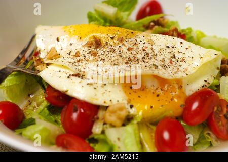 Salade verte avec l'omelette d'oeufs de photographié ci-dessus Banque D'Images