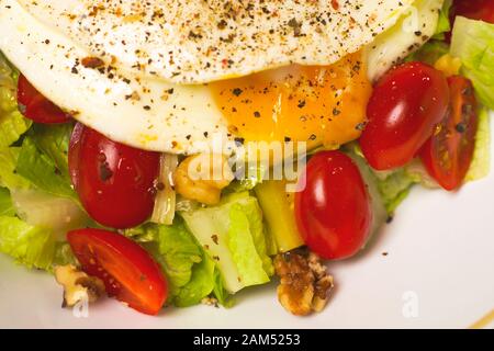 Gros plan photo de la salade verte avec omelette aux œufs photographiée d'en haut Banque D'Images