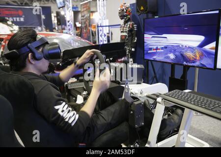 Chiba, Japon. 11Th Jan, 2020. Les tests d'un visiteur un simulateur de conduite à l'aide de la réalité virtuelle (VR) verres pendant le Tokyo Auto Salon 2020 au Makuhari Messe Convention internationale complexe. Tokyo Auto Salon automobile est une exposition présentant leurs derniers produits et solutions technologiques pour les voitures. Le salon se déroule du 10 au 12 janvier. Credit : Rodrigo Reyes Marin/ZUMA/Alamy Fil Live News Banque D'Images