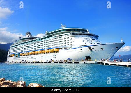 Le Royal Caribbean Cruise liner, explorateur des mers, amarré au port de Labadee, Haïti. Les passagers débarquent et se dirigent le long de la jetée Banque D'Images