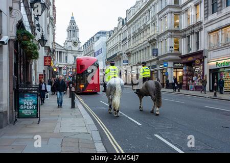 La ville de Londres a monté la police à cheval près de St Paul, Londres Banque D'Images