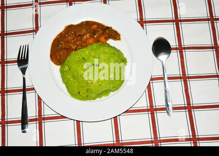 Une assiette de l'une des plats traditionnels kenyans appelée Mukimo avec une fourchette et une cuillère servie sur la table Banque D'Images