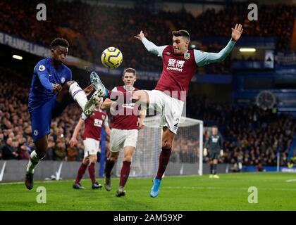 Stamford Bridge, Londres, Royaume-Uni. 11Th Jan, 2020. Premier League anglaise de football, Chelsea contre Burnley ; Jean-François Bédénik de Burnley défis Callum Hudson-Odoi de Chelsea - strictement usage éditorial uniquement. Pas d'utilisation non autorisée avec l'audio, vidéo, données, listes de luminaire, club ou la Ligue de logos ou services 'live'. En ligne De-match utilisation limitée à 120 images, aucune émulation. Aucune utilisation de pari, de jeux ou d'un club ou la ligue/player Crédit : publications Plus Sport Action/Alamy Live News Banque D'Images