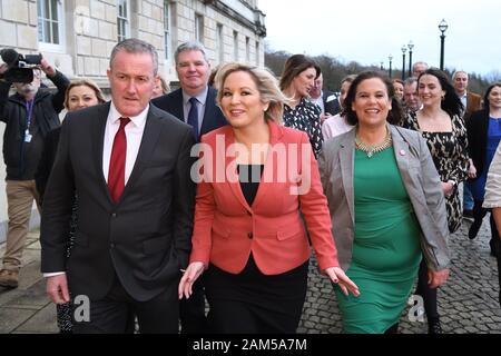 Vice-premier ministre Michelle O ? ? ?Neill (centre) du Sinn Fein avec Conor Murphy, ministre des Finances et président du Sinn Fein, Mary Lou McDonald (à droite) au Parlement, de Stormont, à Belfast, en Irlande du Nord, comme l'assemblée générale de partage du pouvoir en Irlande du Nord est rétablie. Banque D'Images