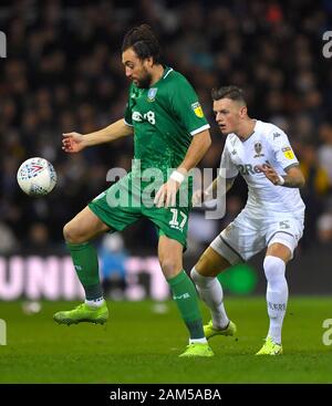 L'Atdhe Nuhiu Sheffield Wednesday (à gauche) et de Ben White de Leeds United bataille pour le ballon pendant le match de championnat Sky Bet à Elland Road, Leeds. Banque D'Images