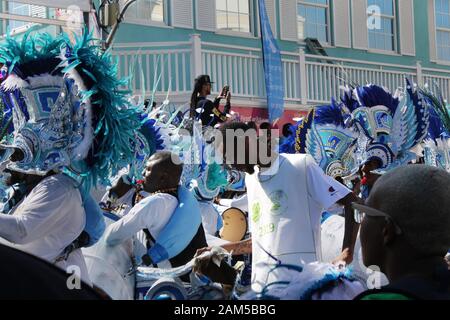 Hommes dans un groupe de marche au festival historique de la rue Junkanoo à Nassau, aux Bahamas le lendemain de boxe Banque D'Images