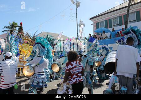 Hommes dans un groupe de marche au festival historique de la rue Junkanoo à Nassau, aux Bahamas le lendemain de boxe Banque D'Images