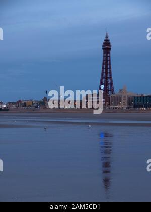 La tour de Blackpool en compte dans la marée basse Banque D'Images