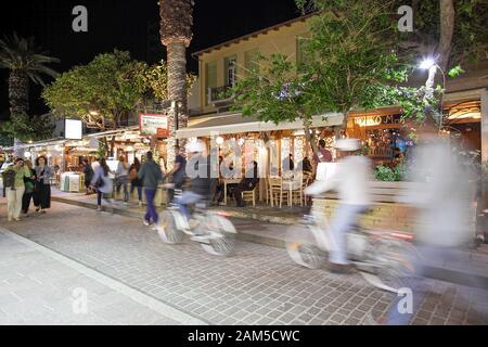 La vie nocturne en plein air dans la vieille ville de Rethymnon sur un beau soir chaud au début de l'été sur la belle île de Crète. Banque D'Images