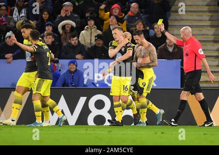 Leicester, Royaume-Uni. 11Th Jan, 2020. Arbitre Lee Mason montre une carte jaune à Danny Ings (9) de Southampton au cours de la Premier League match entre Leicester City et de Southampton à la King Power Stadium, Leicester le samedi 11 janvier 2020. (Crédit : Jon Hobley | MI News ) photographie peut uniquement être utilisé pour les journaux et/ou magazines fins éditoriales, licence requise pour l'usage commercial Crédit : MI News & Sport /Alamy Live News Banque D'Images