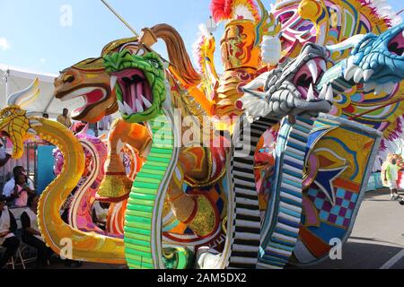 Dragon float au festival coloré de Junkanoo le lendemain de Noël à Nassau, aux Bahamas Banque D'Images