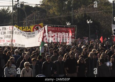 Athènes, Grèce. 16 Février, 2014. Les manifestants tenant des banderoles et des pancartes lecture, les mains hors de l'Iran, crier des slogans contre les politiques étrangères comme nous la marche vers l'ambassade américaine à Athènes. Les organisations de gauche ont organisé une manifestation anti-guerre pour protester contre l'assassinat de Général Qasem Soleimani iranien et de condamner l'action US imminente en Iran. Credit : Nikolas Georgiou/ZUMA/Alamy Fil Live News Banque D'Images