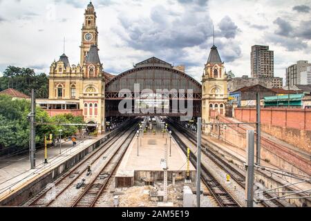 Sao Paulo, Brésil, 09 Novembre 2016. Voies ferrées près de la gare de Luz, à Sao Paulo. Gare de Luz, gare construite dans le feu ni Banque D'Images