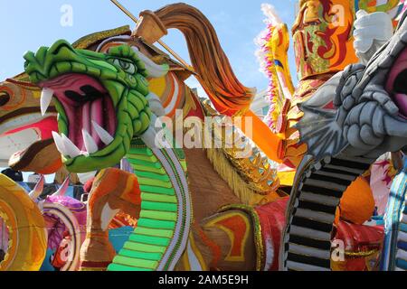 Dragon float au festival coloré de Junkanoo le lendemain de Noël à Nassau, aux Bahamas Banque D'Images