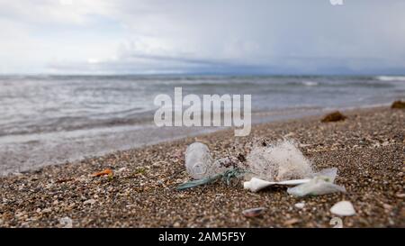 Pollution de plage. Bouteilles en plastique et autres ordures sur la plage de la mer. Pollution des océans. Poubelles en plastique sur le bord de mer. Banque D'Images