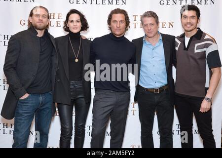 New York, USA. 11Th Jan, 2020. (L-R) Acteurs Charlie Hunnam, Michelle Dockery, Matthew McConaughey, Hugh Grant et Henry Golding assister à la "messieurs" Photo appel sur le Whitby Hotel à New York, NY, le 11 janvier 2020. (Photo par Anthony Behar/Sipa USA) Crédit : Sipa USA/Alamy Live News Banque D'Images