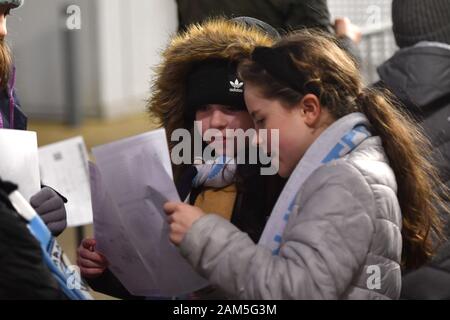 Arriver à l'école des fans avant le stade le coup d'envoi dans la Women's super match de championnat au stade de l'Académie, Manchester. Banque D'Images