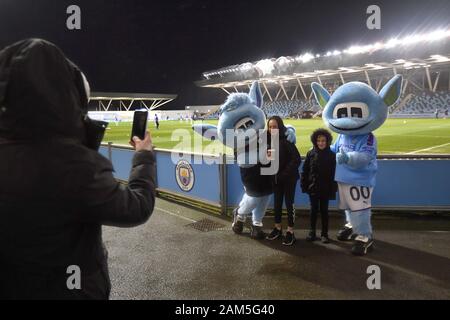 Arriver à l'école des fans avant le stade le coup d'envoi dans la Women's super match de championnat au stade de l'Académie, Manchester. Banque D'Images