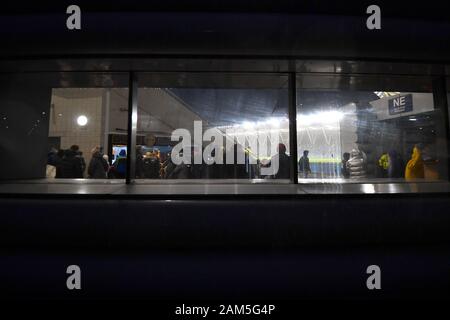 Arriver à l'école des fans avant le stade le coup d'envoi dans la Women's super match de championnat au stade de l'Académie, Manchester. Banque D'Images