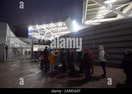 Arriver à l'école des fans avant le stade le coup d'envoi dans la Women's super match de championnat au stade de l'Académie, Manchester. Banque D'Images