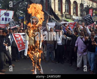 Les militants de Suci en Inde ont crié des slogans lorsqu'ils brûlent un effigie du Premier ministre indien Narendra Modi lors d'un rassemblement de protestation contre le CNRC à Kolkata Banque D'Images