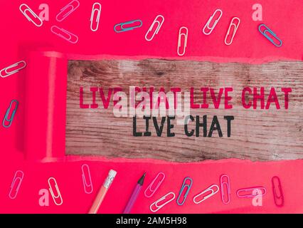 La main conceptuel montrant Chat en direct Chat en direct Chat en direct. Signification du concept de parler avec vos amis en ligne montrant des parents Banque D'Images