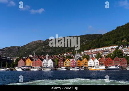 Le port intérieur de Bergen, Norvège. Vaagen, Maria Church, Bryggen avec de nombreux bateaux de plaisance de visite. Banque D'Images