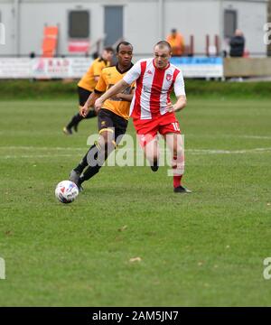 Les nouvelles usines v Cheadle Ville 11 janvier 2020 Action de la North West Counties League match. Les nouvelles usines en jaune et noir et Cheadle ville en rouge et blanc. La ville de Cheadle gagner 2-1. Banque D'Images