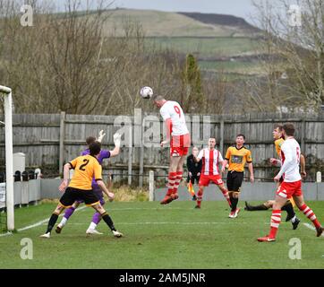 Les nouvelles usines v Cheadle Ville 11 janvier 2020 Action de la North West Counties League match. Les nouvelles usines en jaune et noir et Cheadle ville en rouge et blanc. La ville de Cheadle gagner 2-1. Banque D'Images