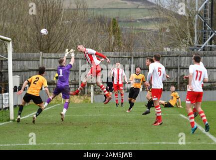 Les nouvelles usines v Cheadle Ville 11 janvier 2020 Action de la North West Counties League match. Les nouvelles usines en jaune et noir et Cheadle ville en rouge et blanc. La ville de Cheadle gagner 2-1. Banque D'Images