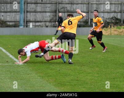 Les nouvelles usines v Cheadle Ville 11 janvier 2020 Action de la North West Counties League match. Les nouvelles usines en jaune et noir et Cheadle ville en rouge et blanc. La ville de Cheadle gagner 2-1. Banque D'Images